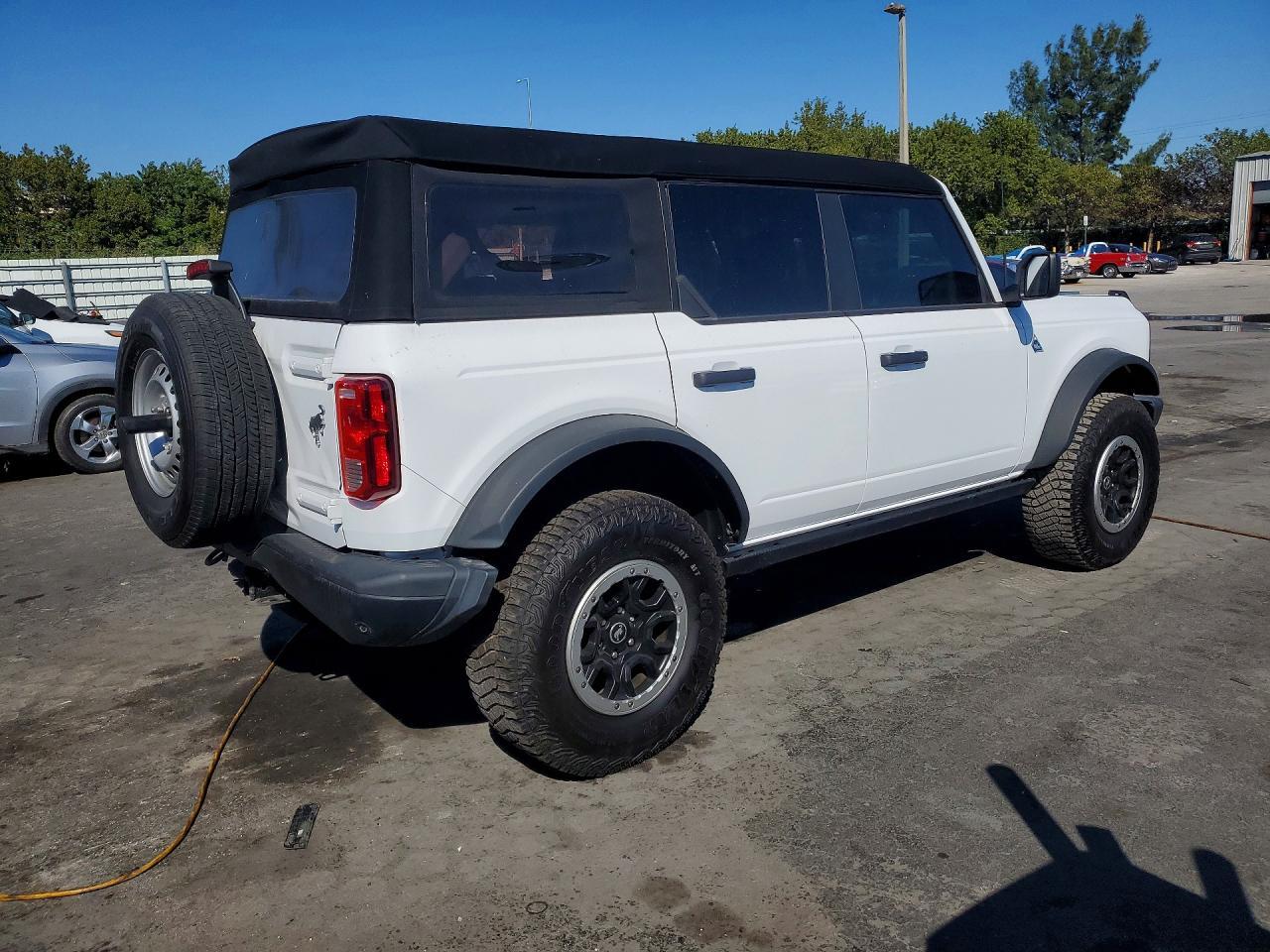 2023 Ford Bronco Base - Фото 3