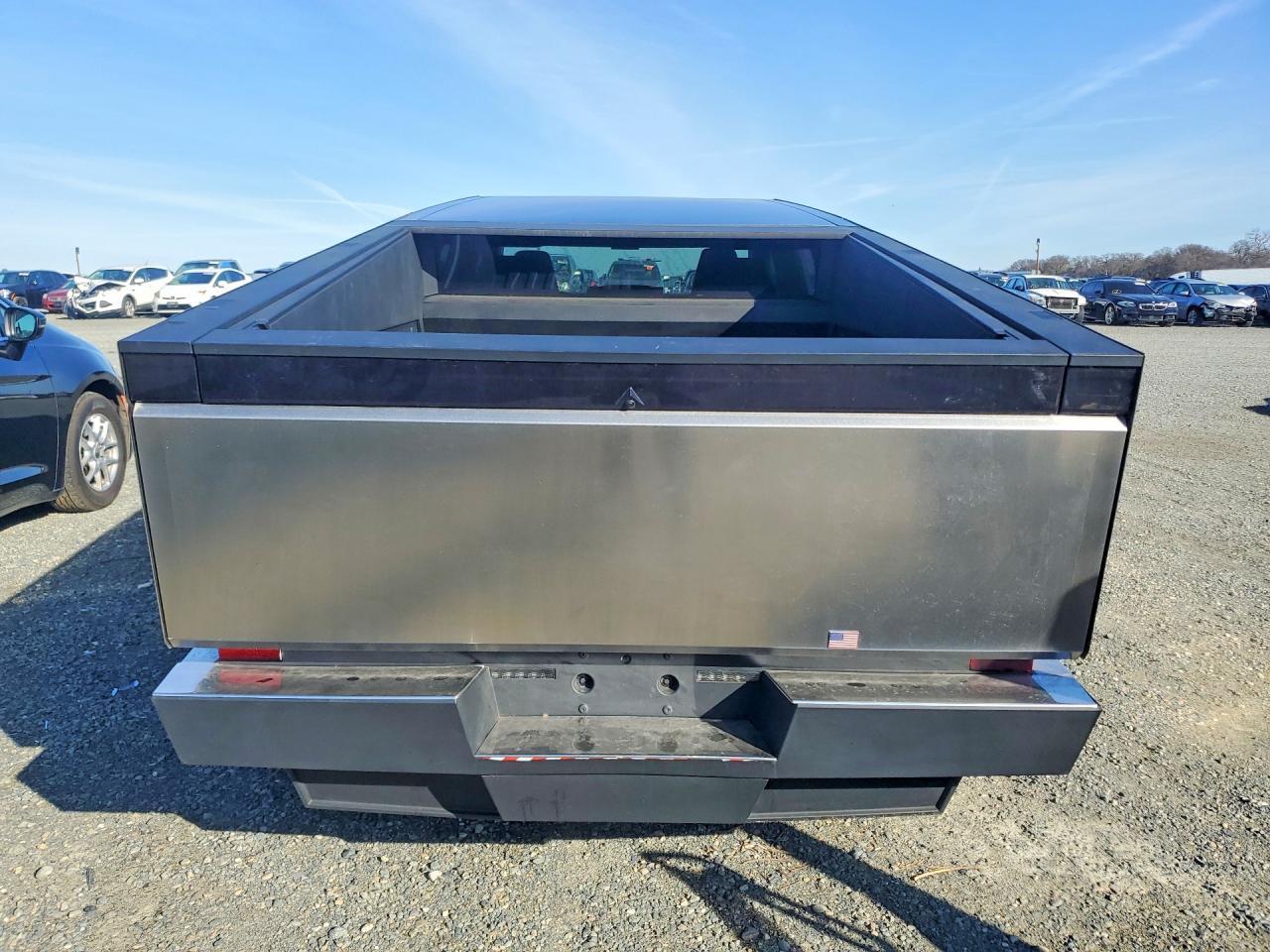 2025 Tesla Cybertruck - Фото 6