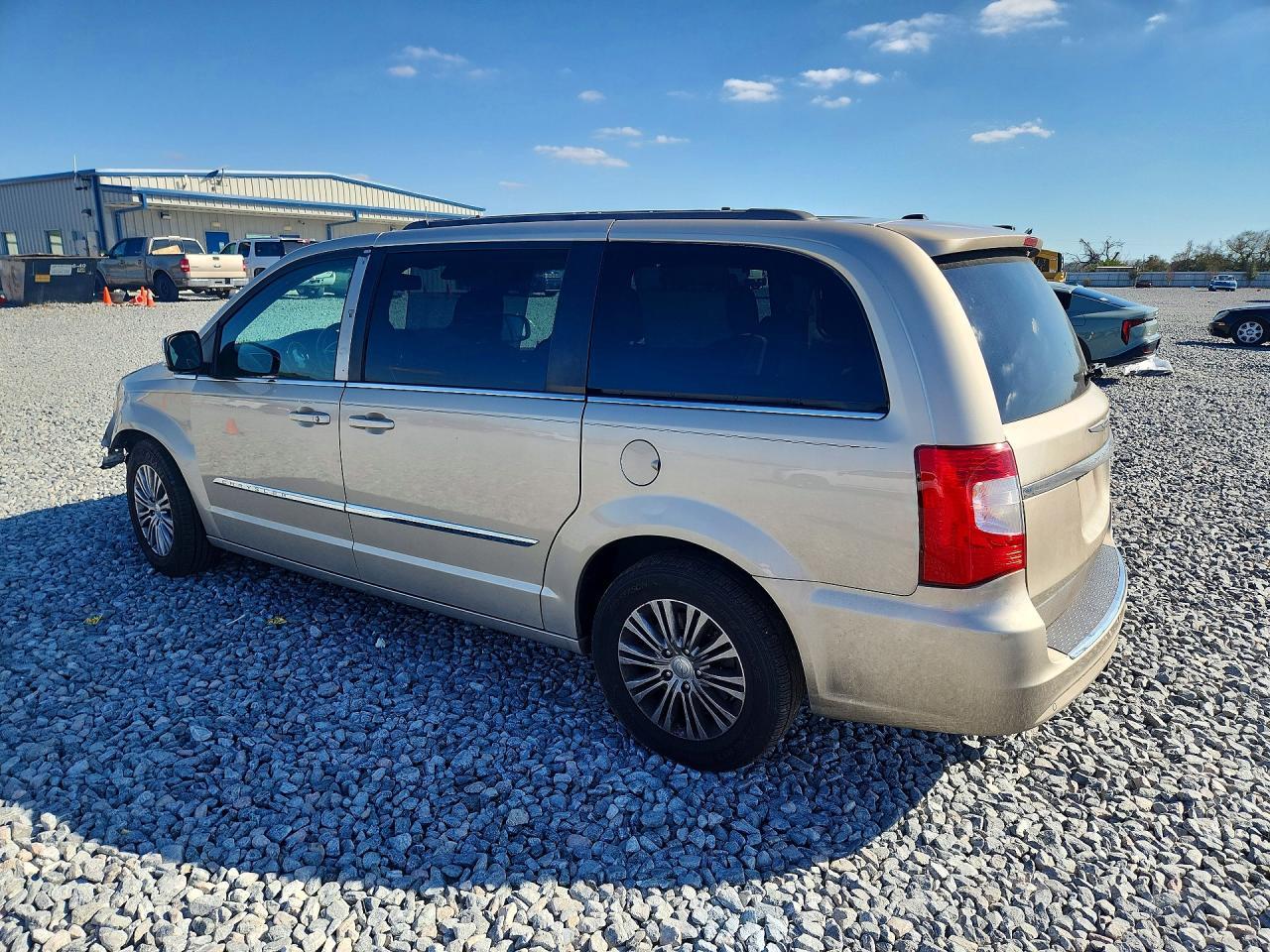 2016 Chrysler Town & Country Touring L - Фото 2