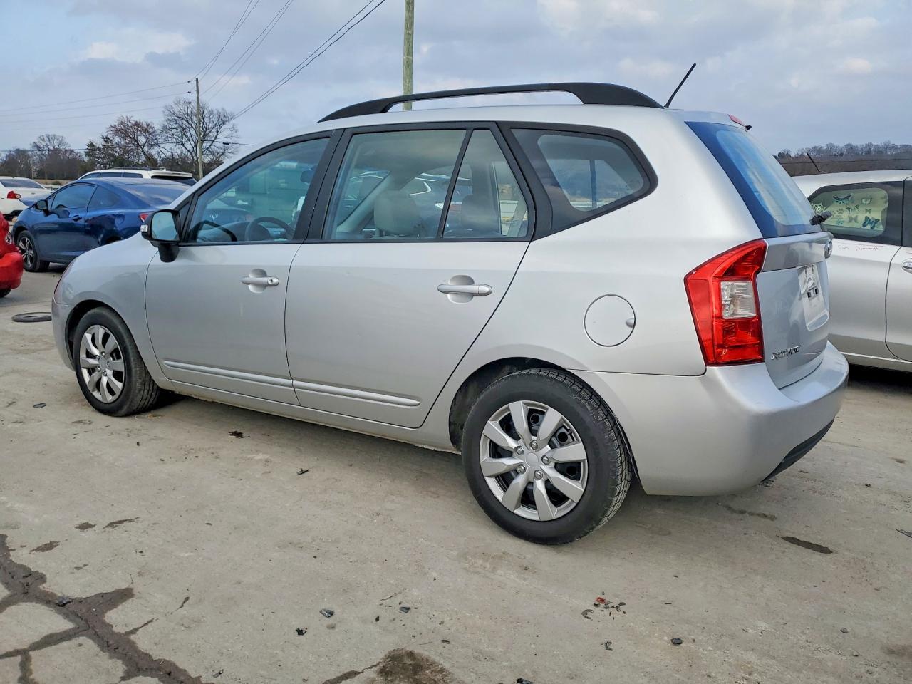 2010 Kia Rondo Base - Фото 2