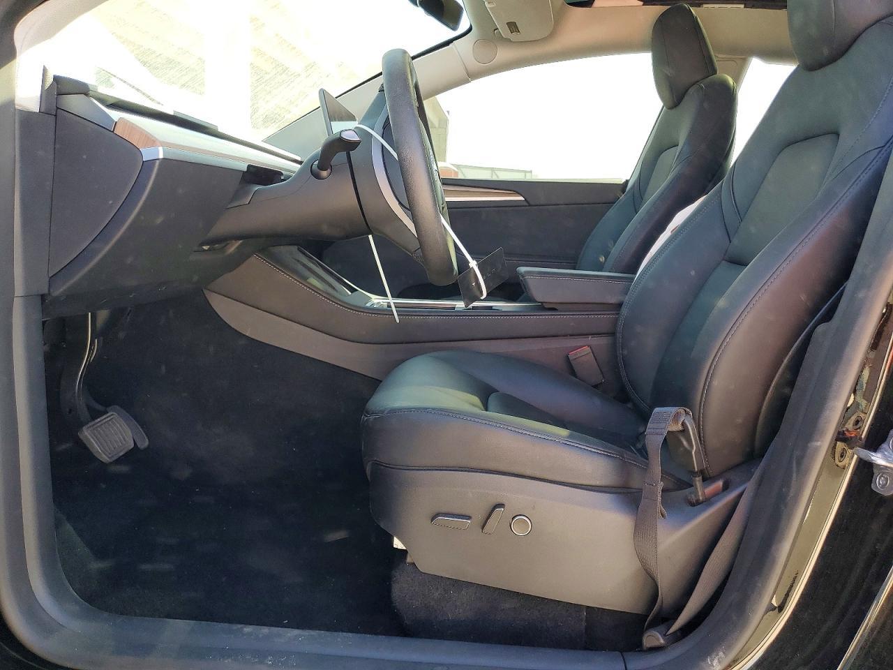 2025 Tesla Model Y - Image 7