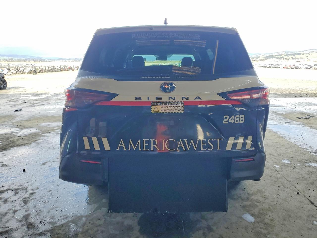 2021 Toyota Sienna Le - Image 6