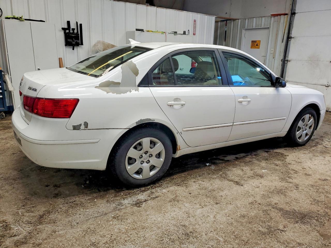 2010 Hyundai Sonata - Image 3