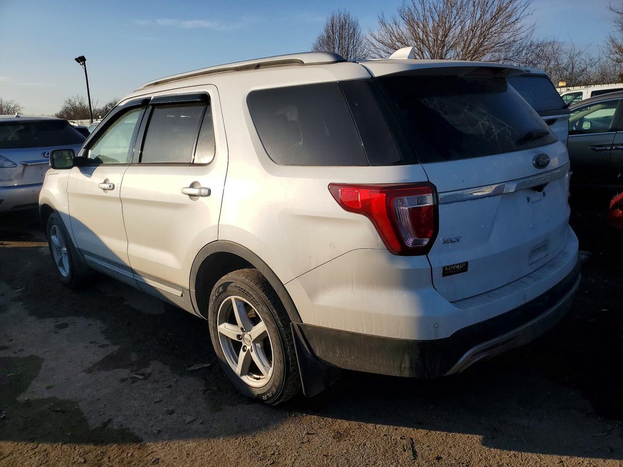 2016 Ford Explorer Xlt - Фото 2