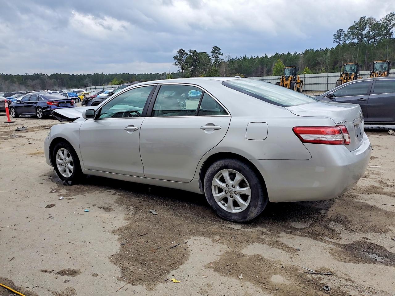 2010 Toyota Camry Le - Фото 2