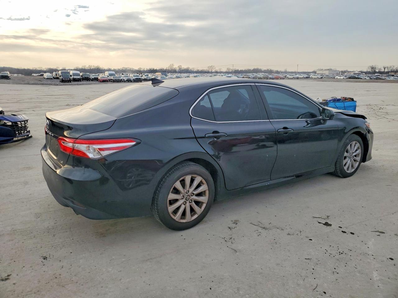 2020 Toyota Camry Le - Фото 3