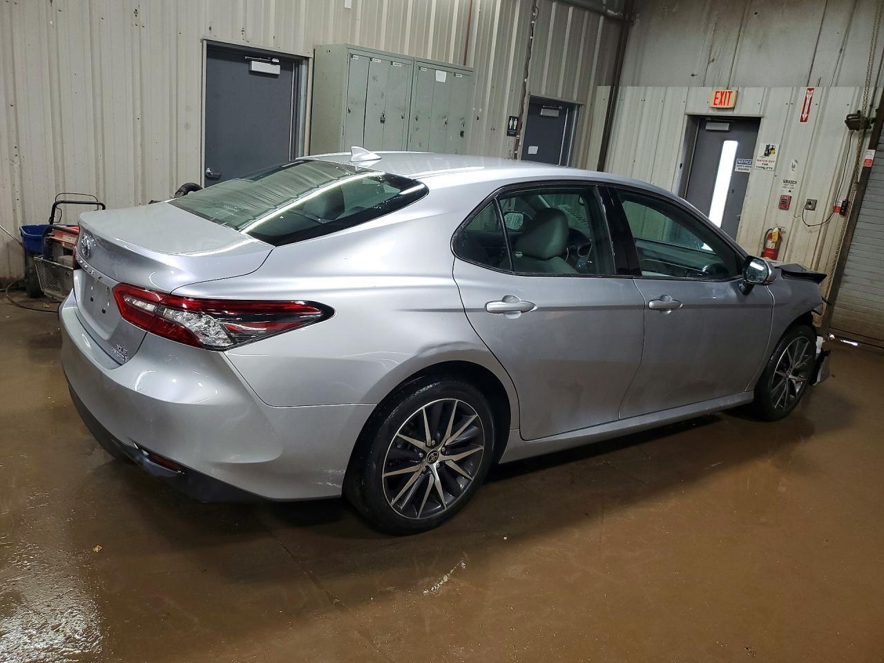 2022 Toyota Camry Xle - Фото 3