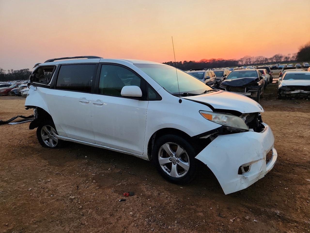 2011 Toyota Sienna Le - Фото 4