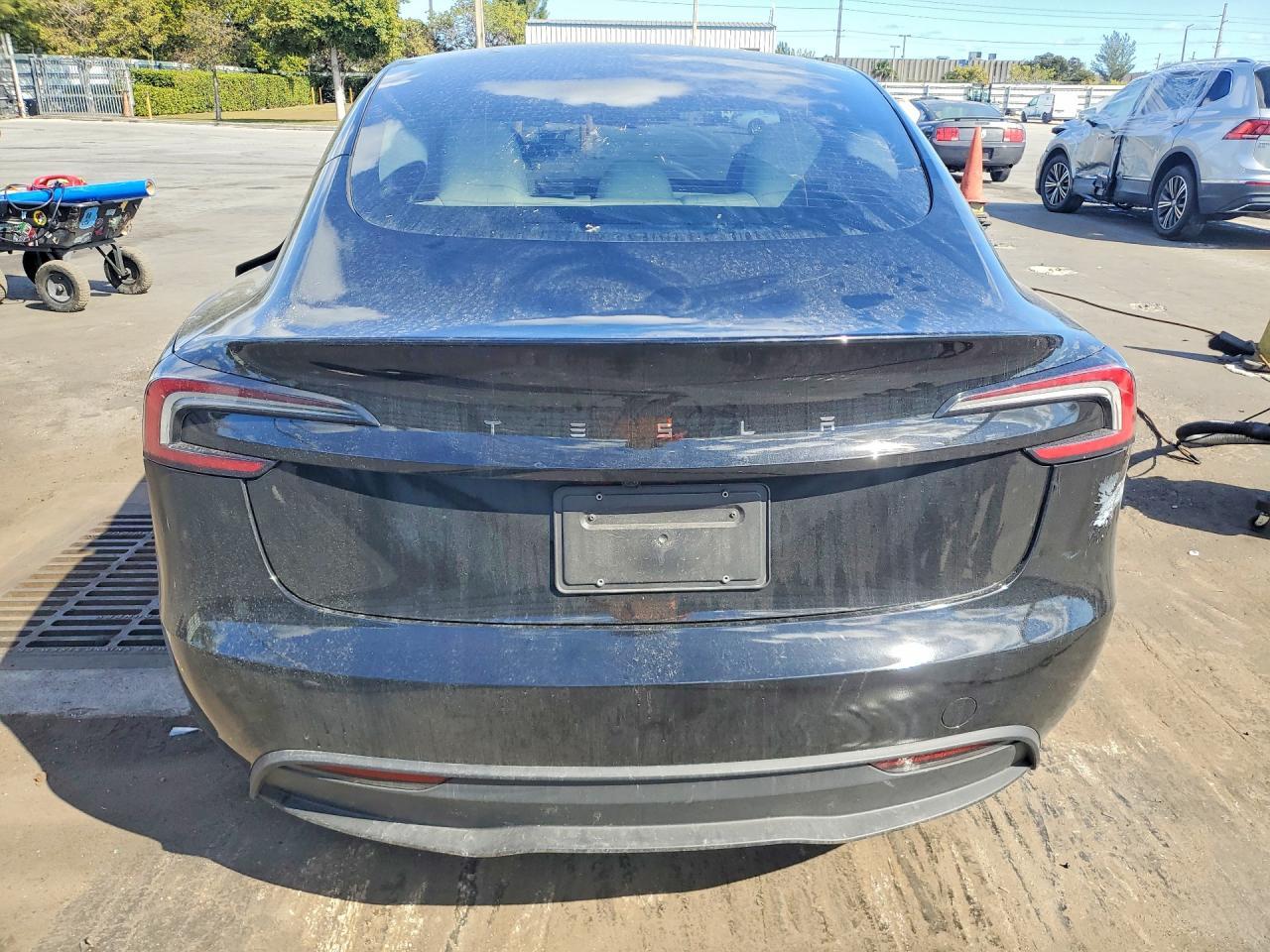 2025 Tesla Model 3 - Фото 6