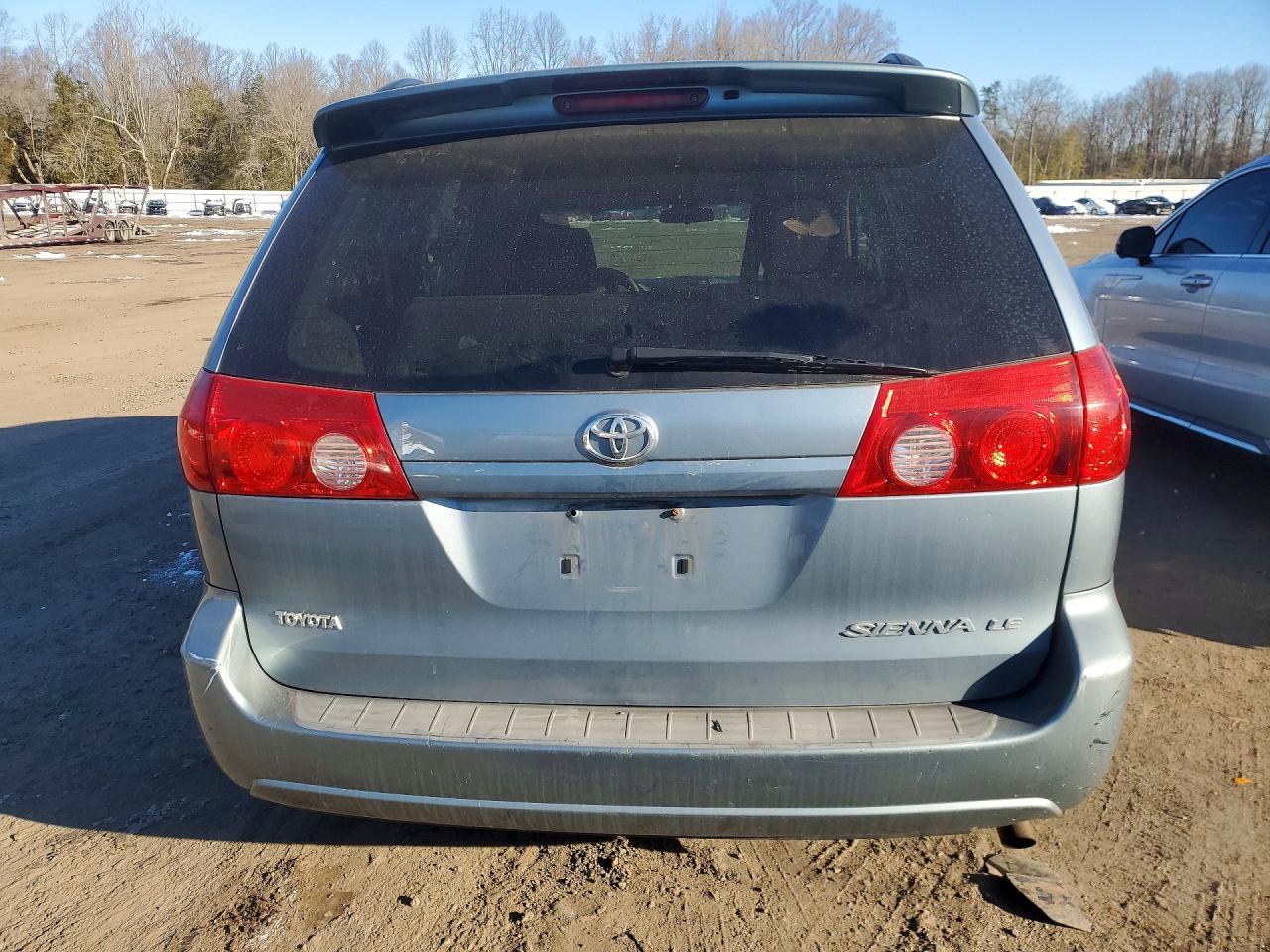 2010 Toyota Sienna Le 7-Passenger - Image 6
