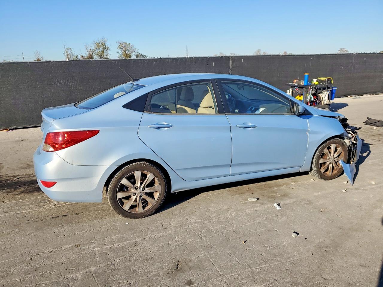 2013 Hyundai Accent Gls - Фото 3
