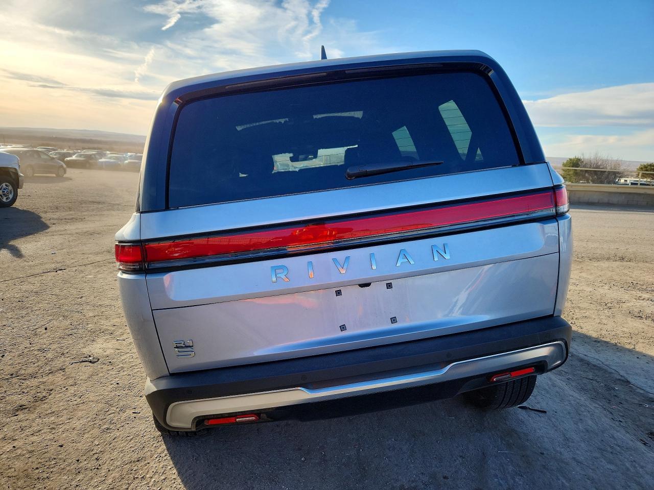 2025 Rivian R1S Adventure - Фото 6