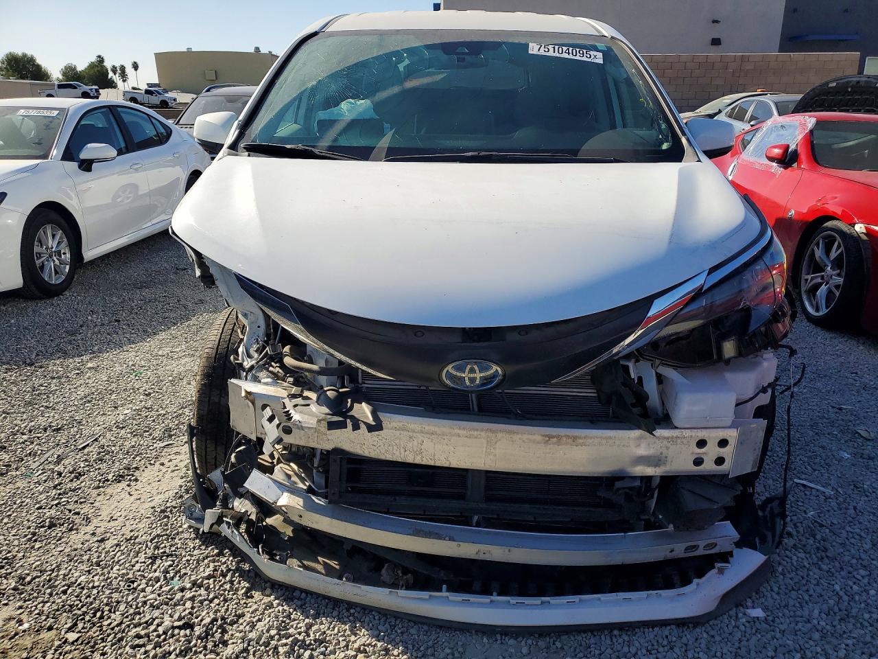 2024 Toyota Sienna Le 8-Passenger - Image 5