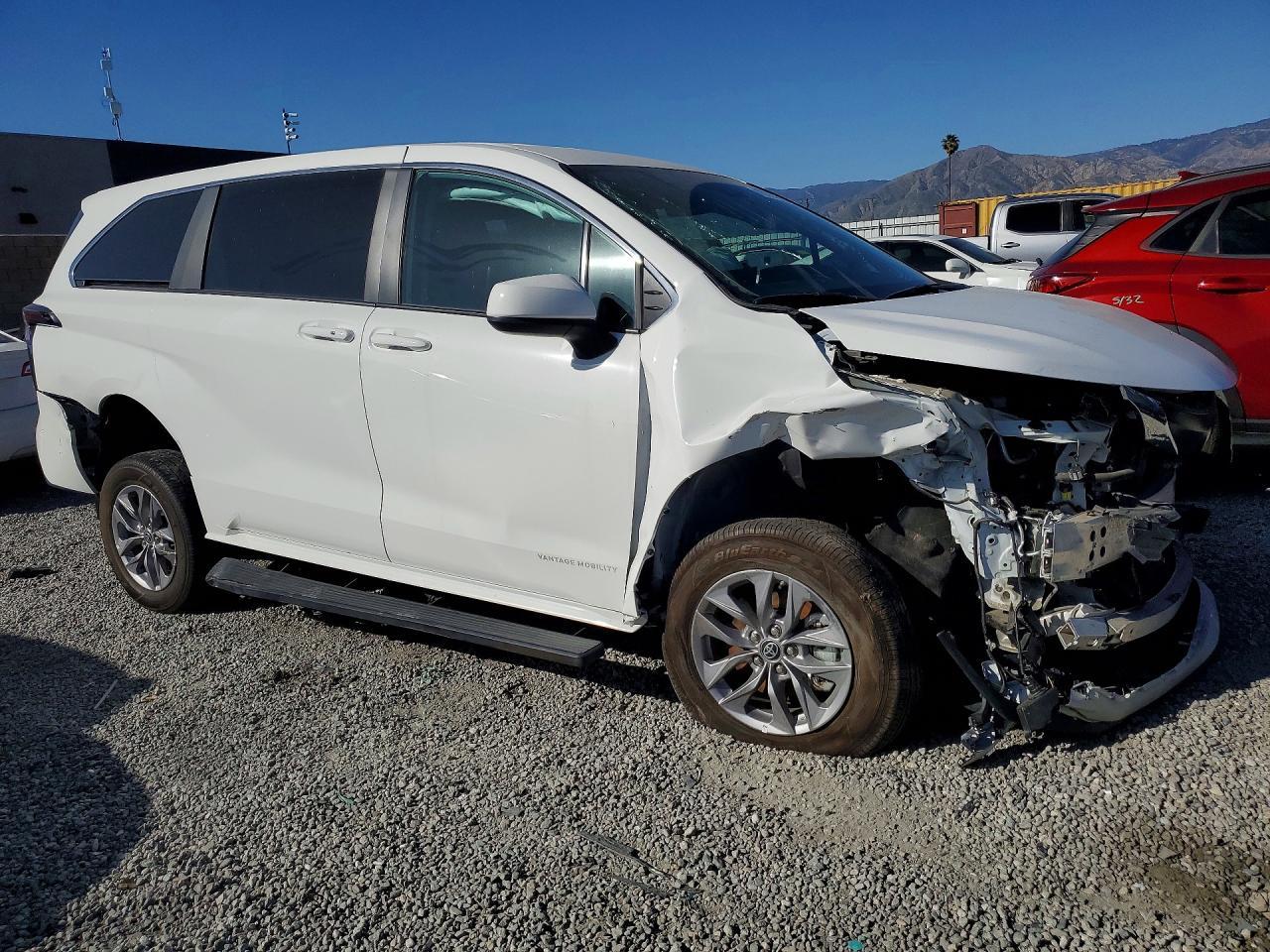 2024 Toyota Sienna Le 8-Passenger - Image 4