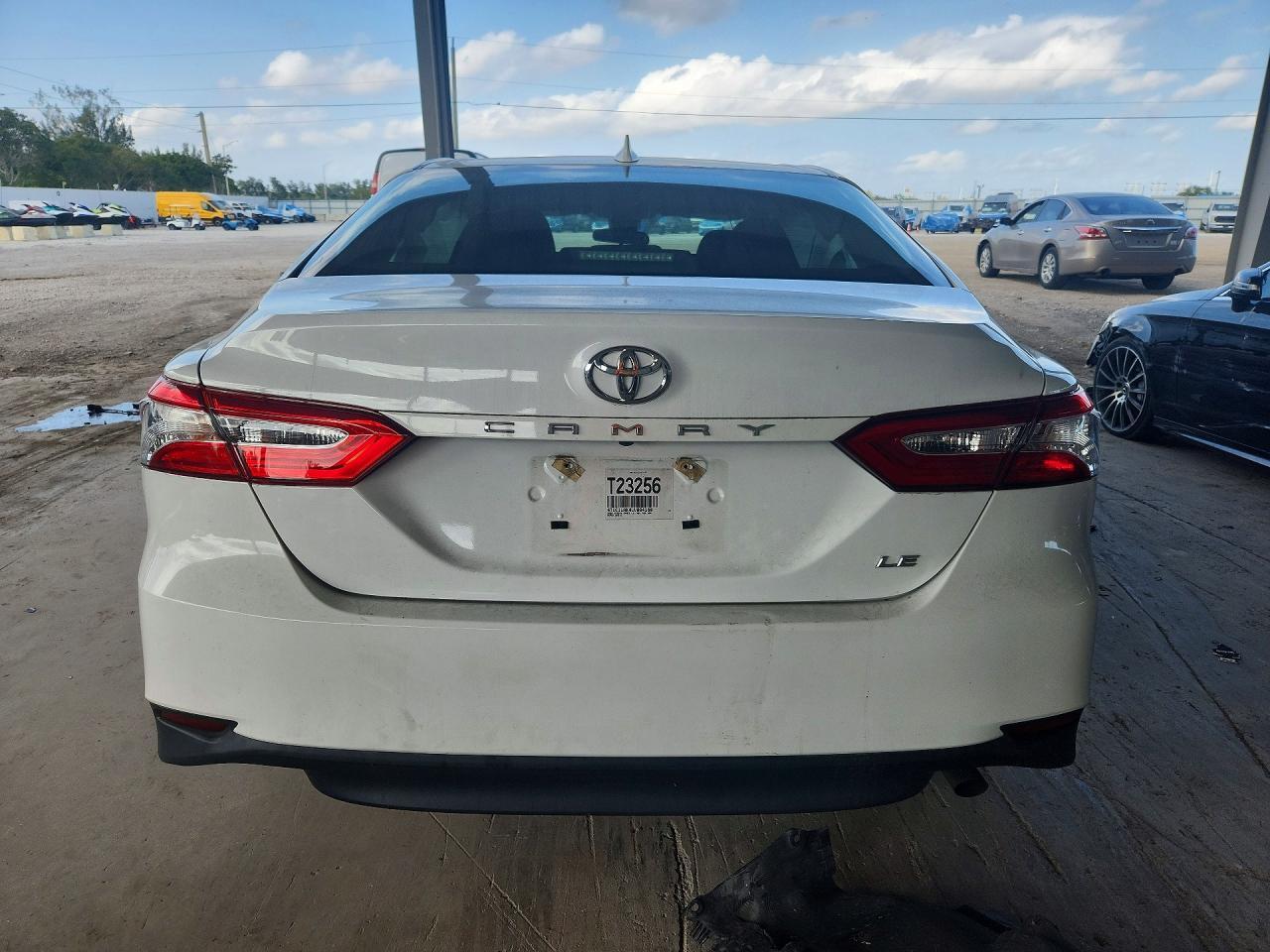 2020 Toyota Camry Le - Фото 6