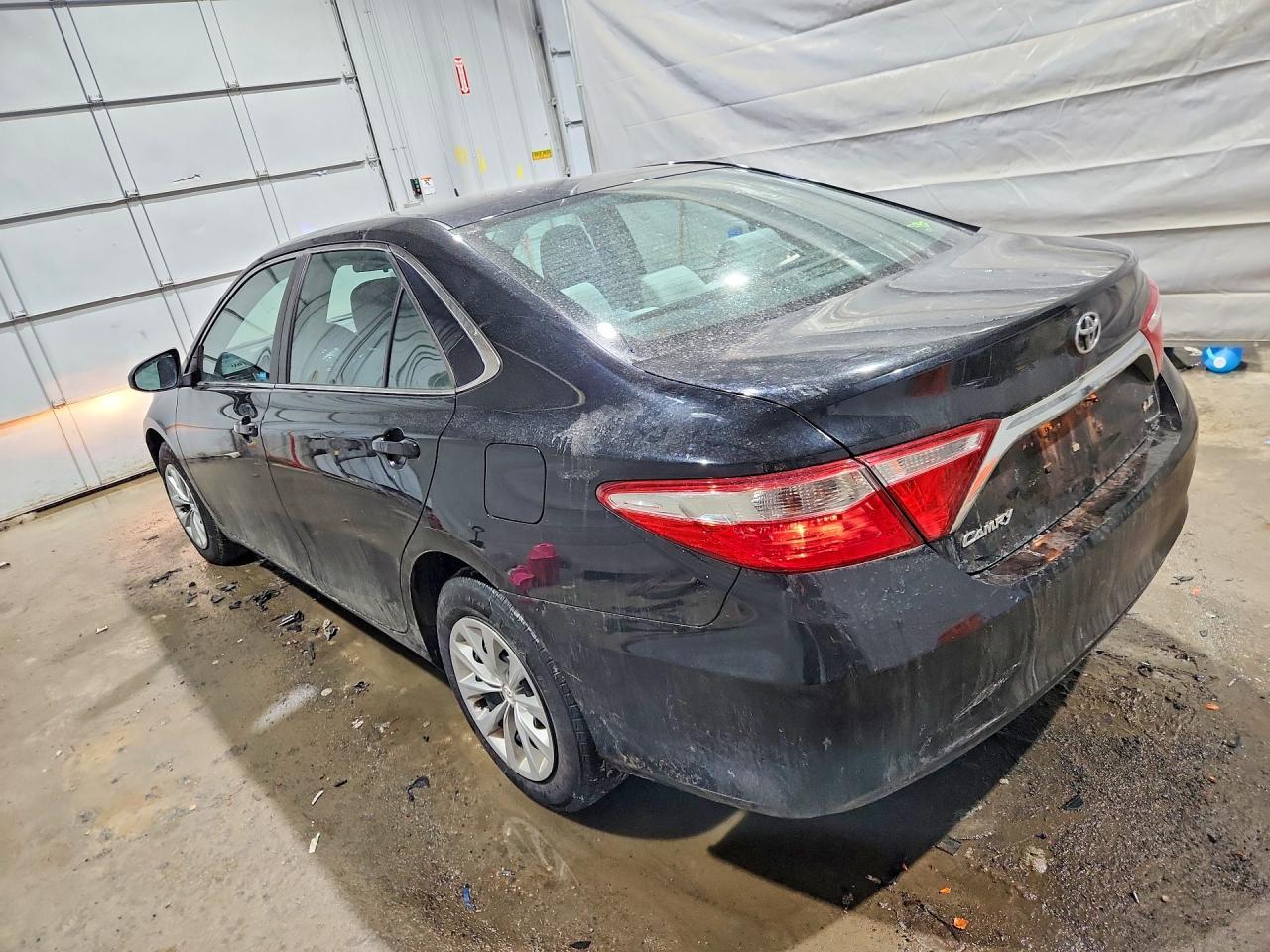 2016 Toyota Camry Le - Фото 2