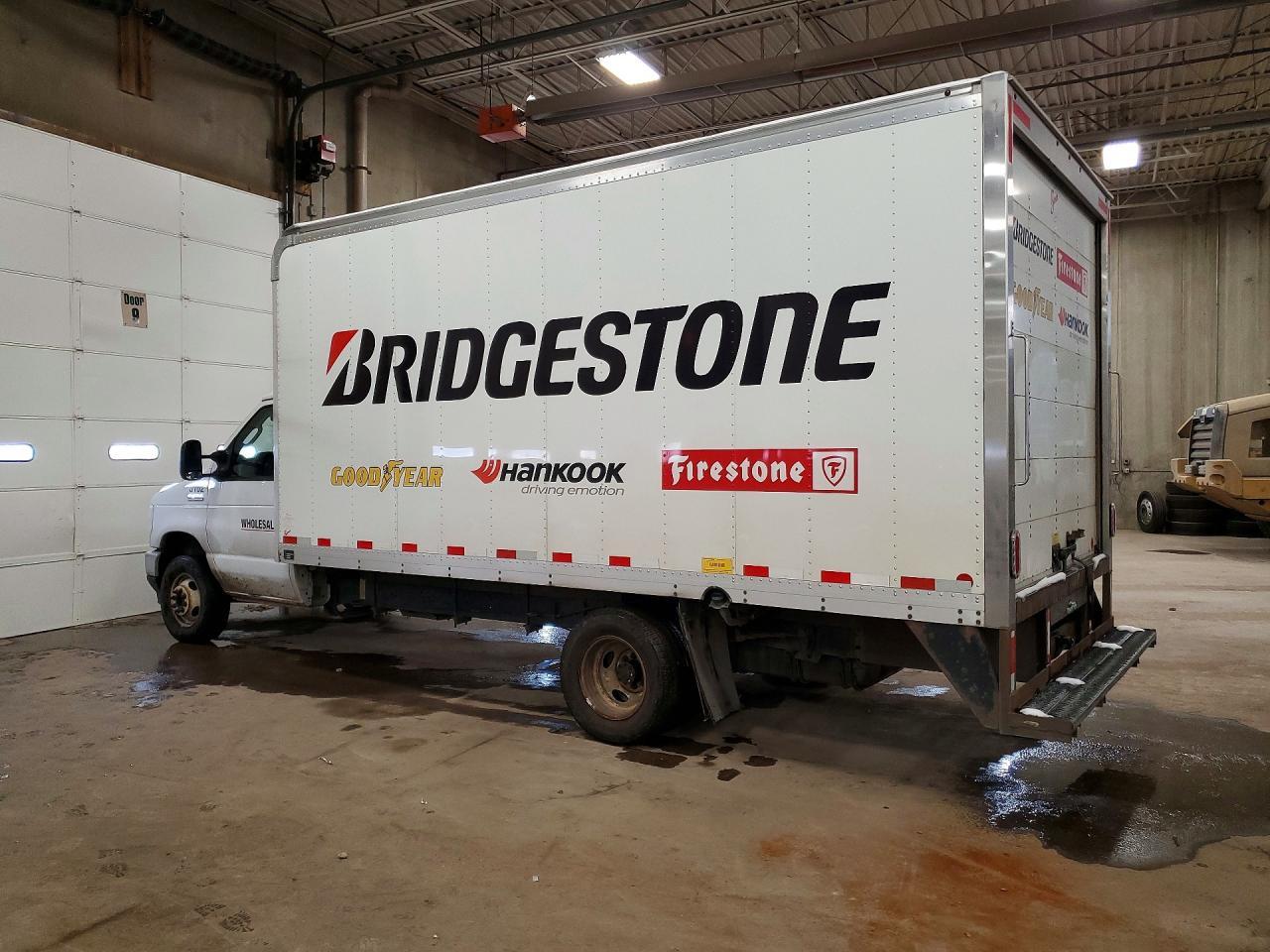 2022 Ford Econoline E450 Super Duty Cutaway Van - Фото 2