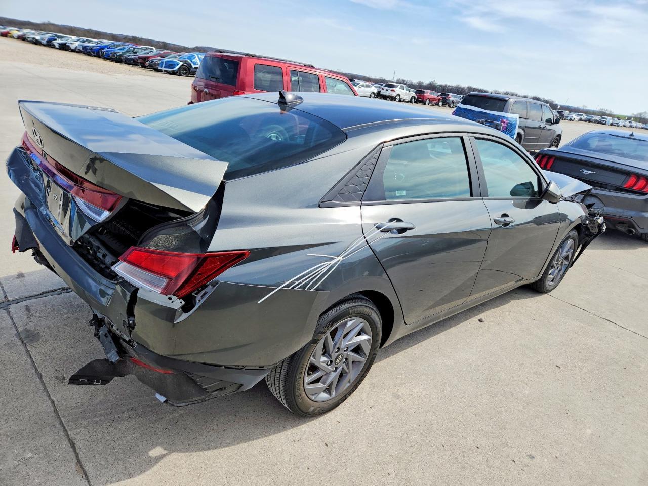 2024 Hyundai Elantra - Фото 3