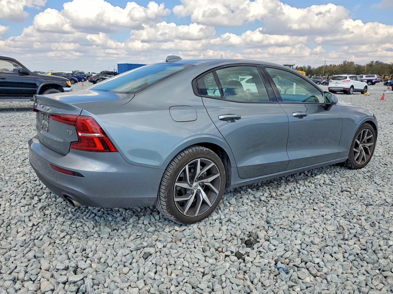 2020 Volvo S60 T5 Momentum - Image 3