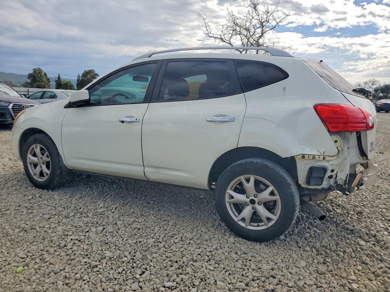 2010 Nissan Rogue S - Image 2