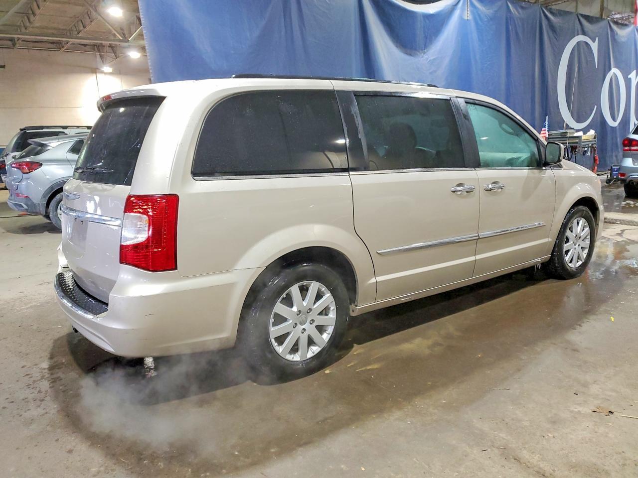 2014 Chrysler Town & Country Touring - Image 3