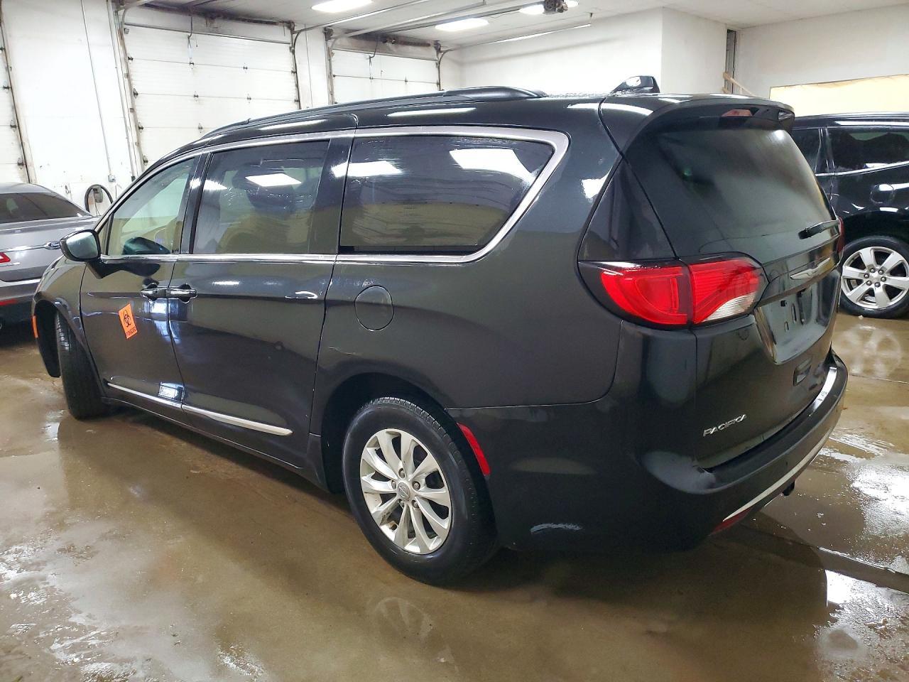 2017 Chrysler Pacifica Touring L - Фото 2