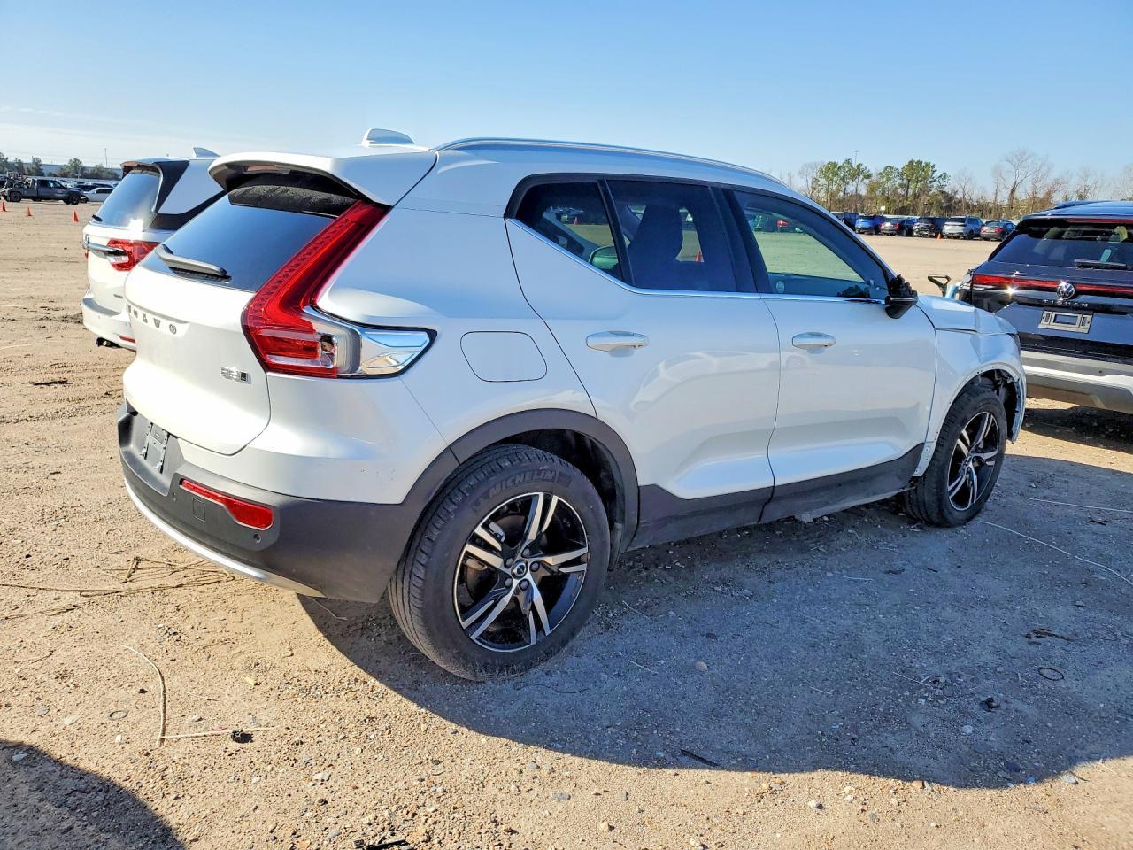 2025 Volvo Xc40 Core - Image 3