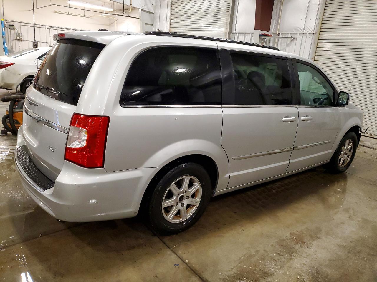 2012 Chrysler Town & Country Touring - Image 3