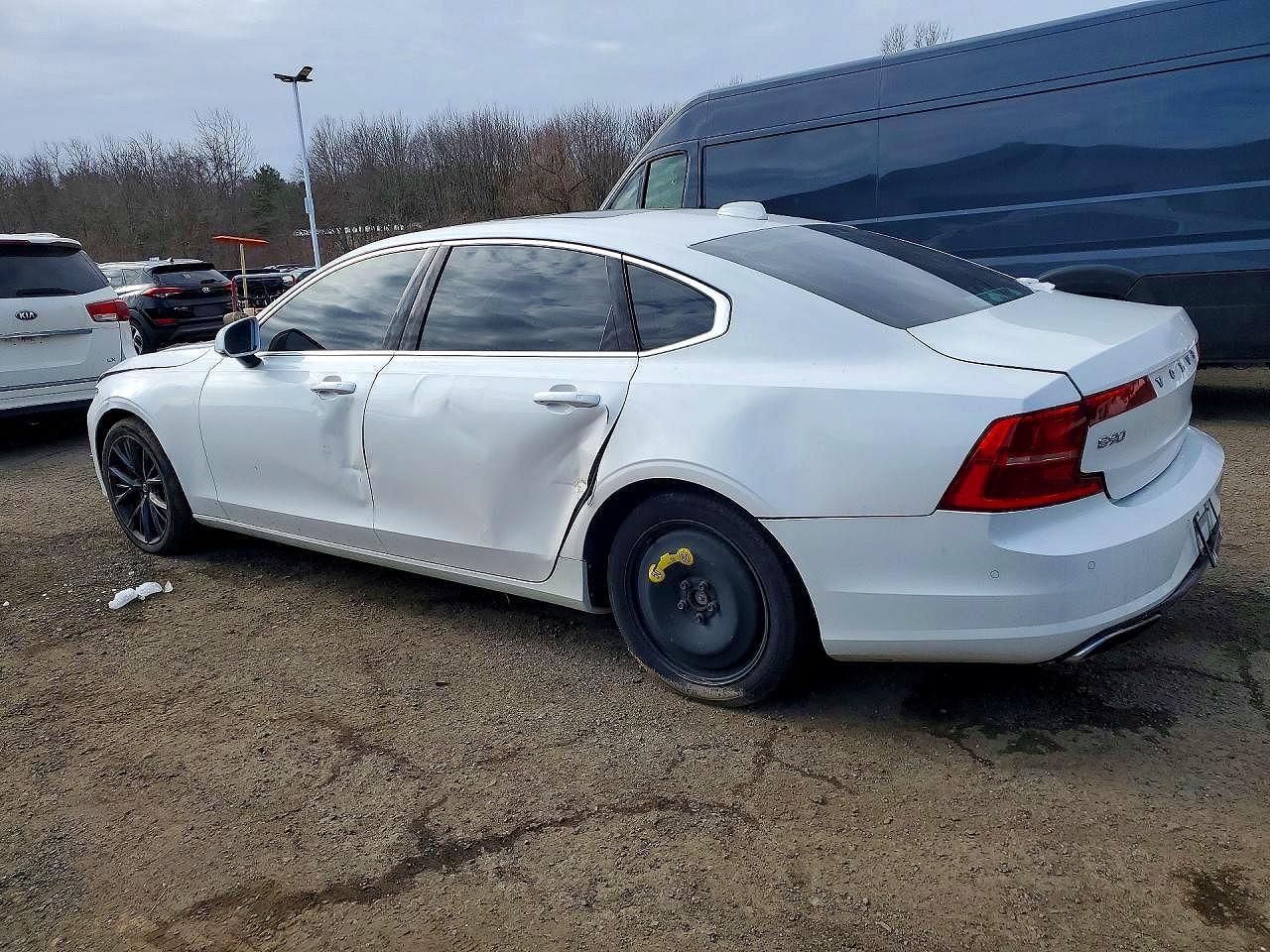 2018 Volvo S90 T6 Momentum - Image 2