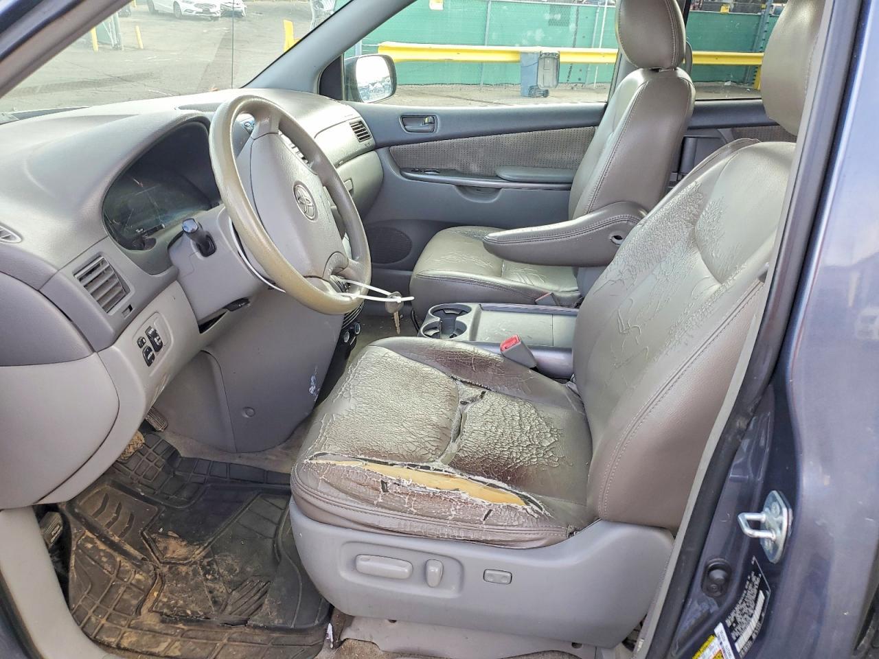 2010 Toyota Sienna - Фото 7
