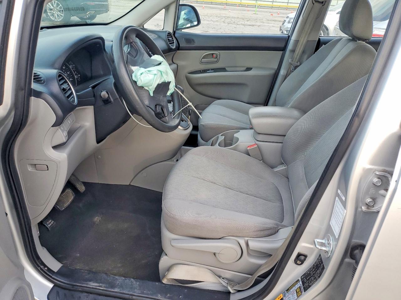 2010 Kia Rondo Base - Фото 7