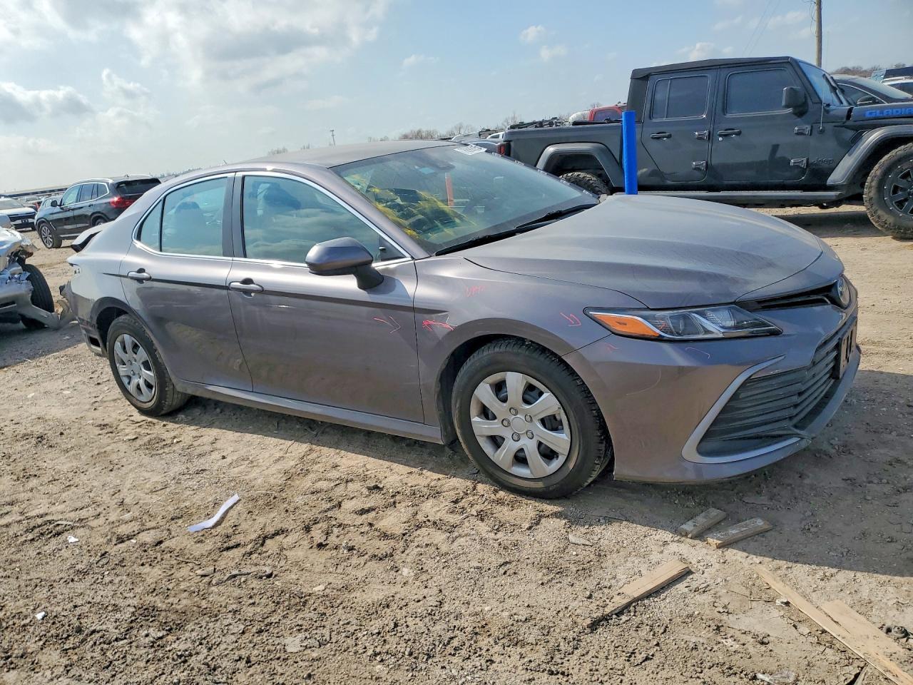 2022 Toyota Camry Le - Фото 4