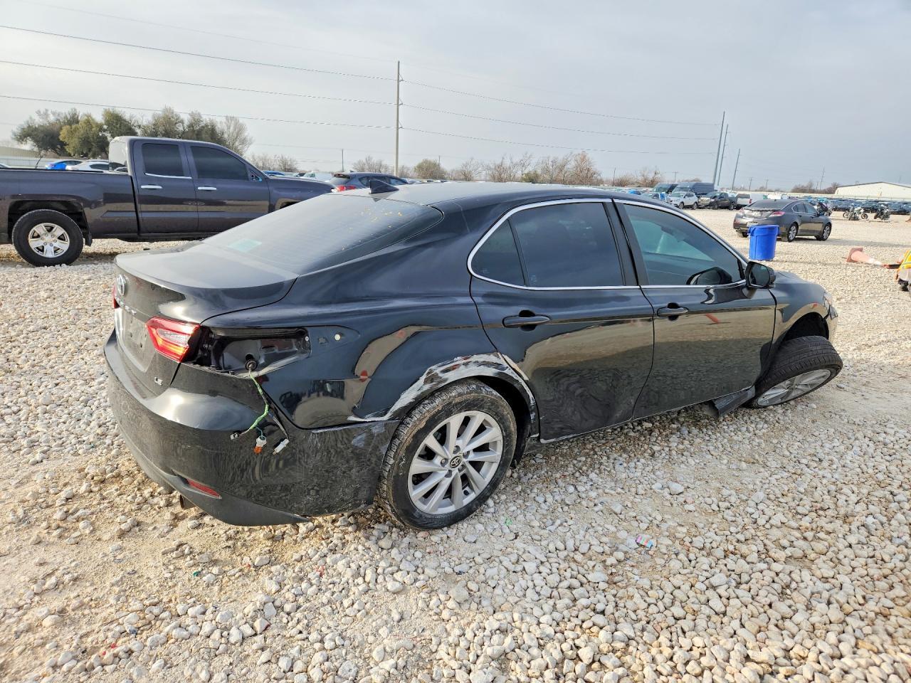 2022 Toyota Camry Le - Фото 3
