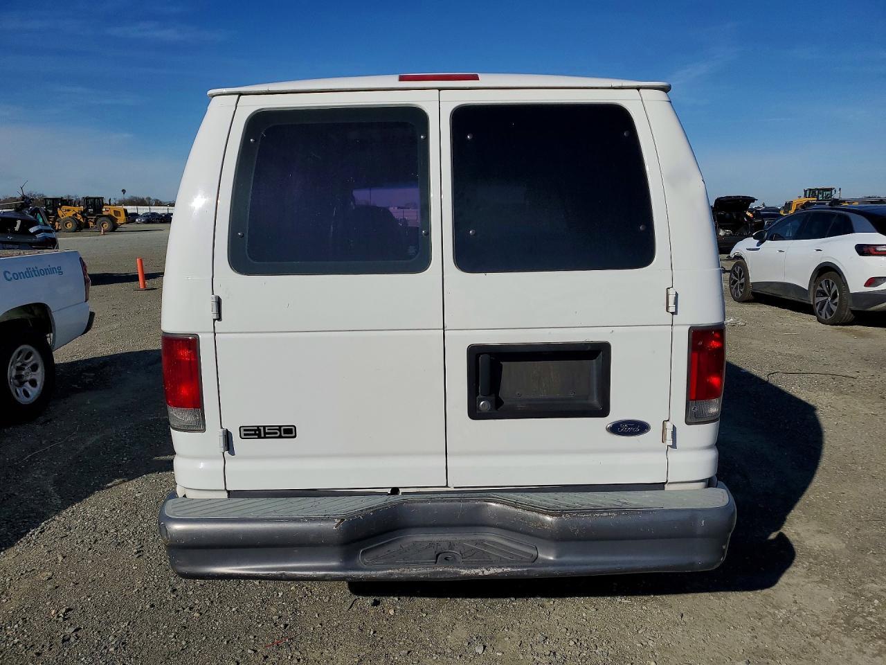 2003 Ford Econoline - Фото 6