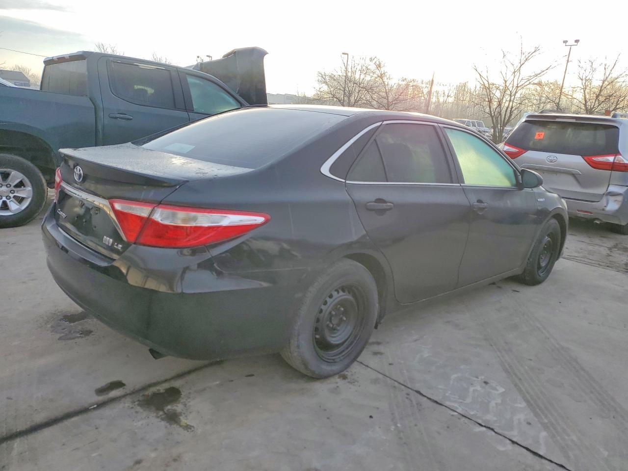 2015 Toyota Camry Hybrid Le - Image 3