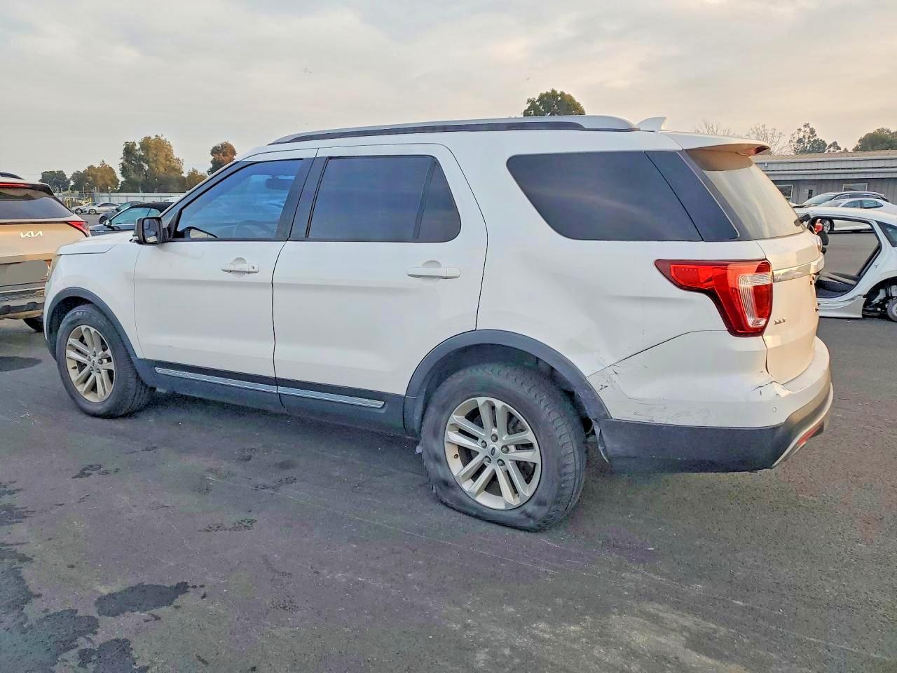 2017 Ford Explorer Xlt - Image 2