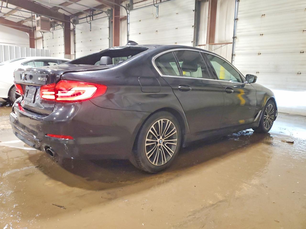 2019 BMW 530 Xi - Image 3