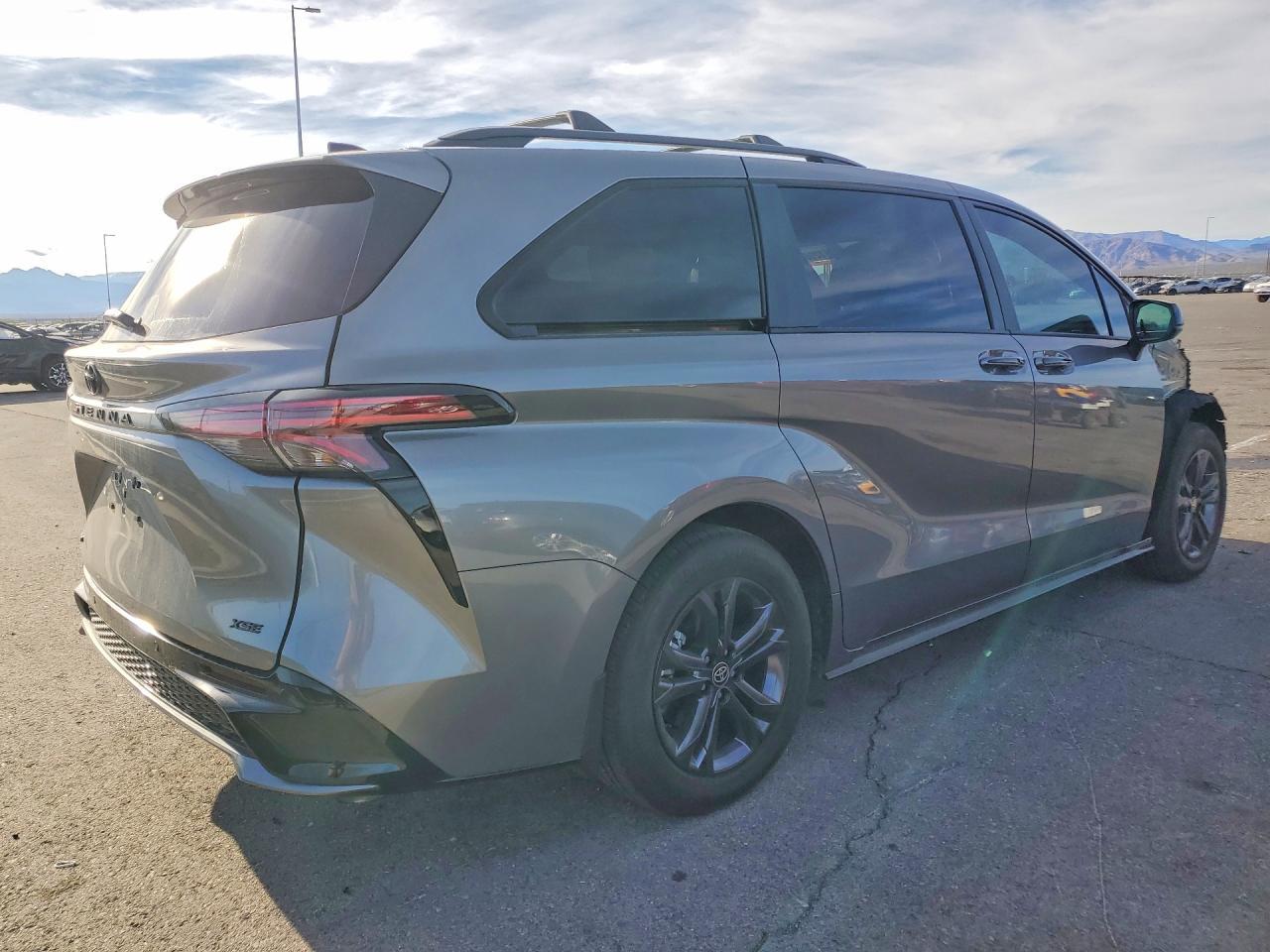 2026 Toyota Sienna Xse - Image 3