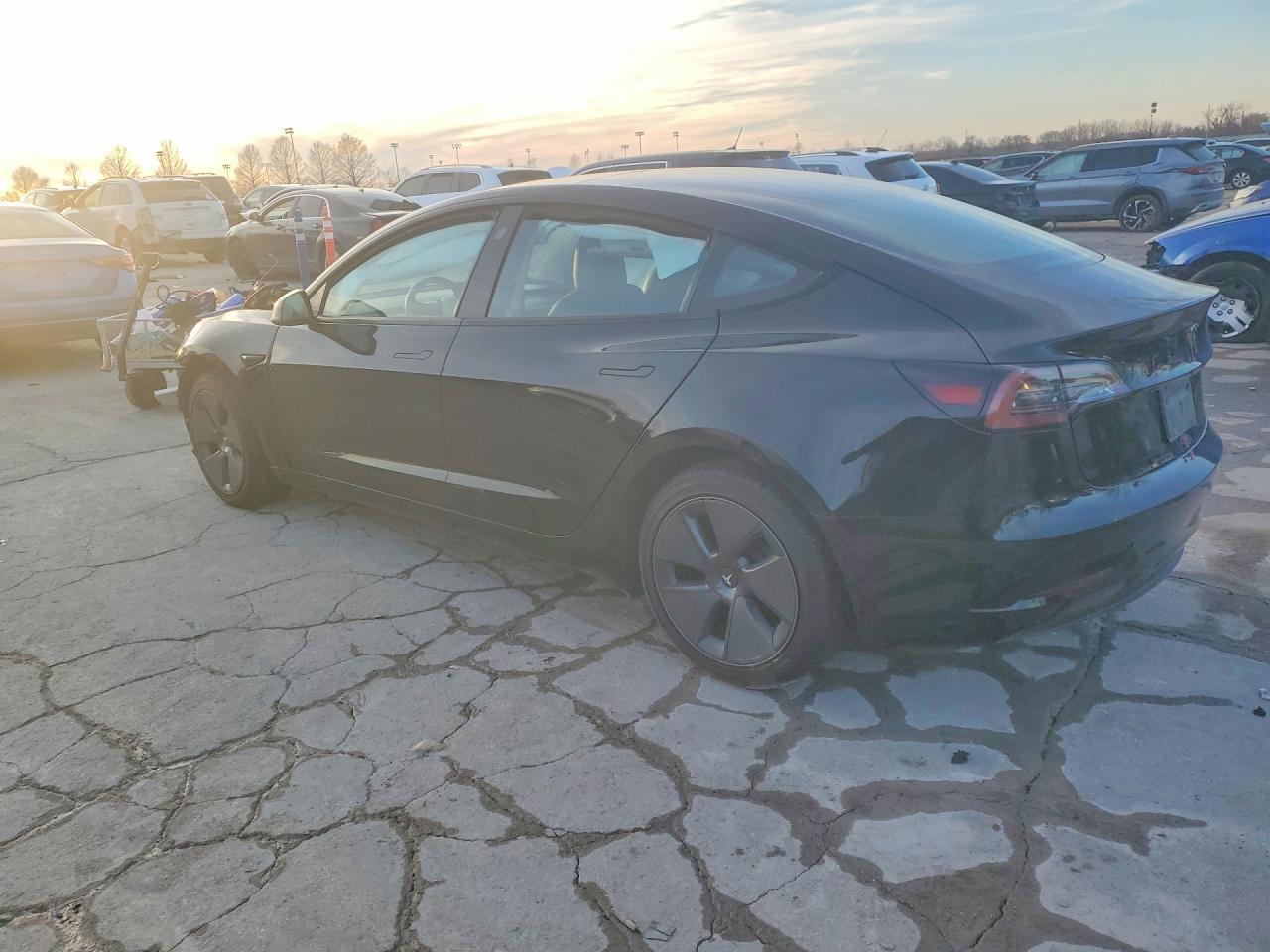 2023 Tesla Model 3 - Фото 2