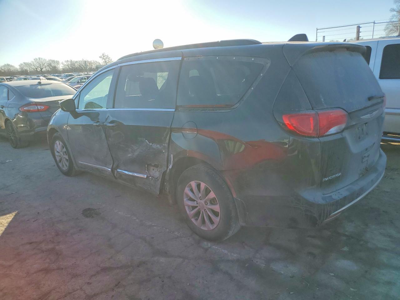 2017 Chrysler Pacifica Touring L - Image 2