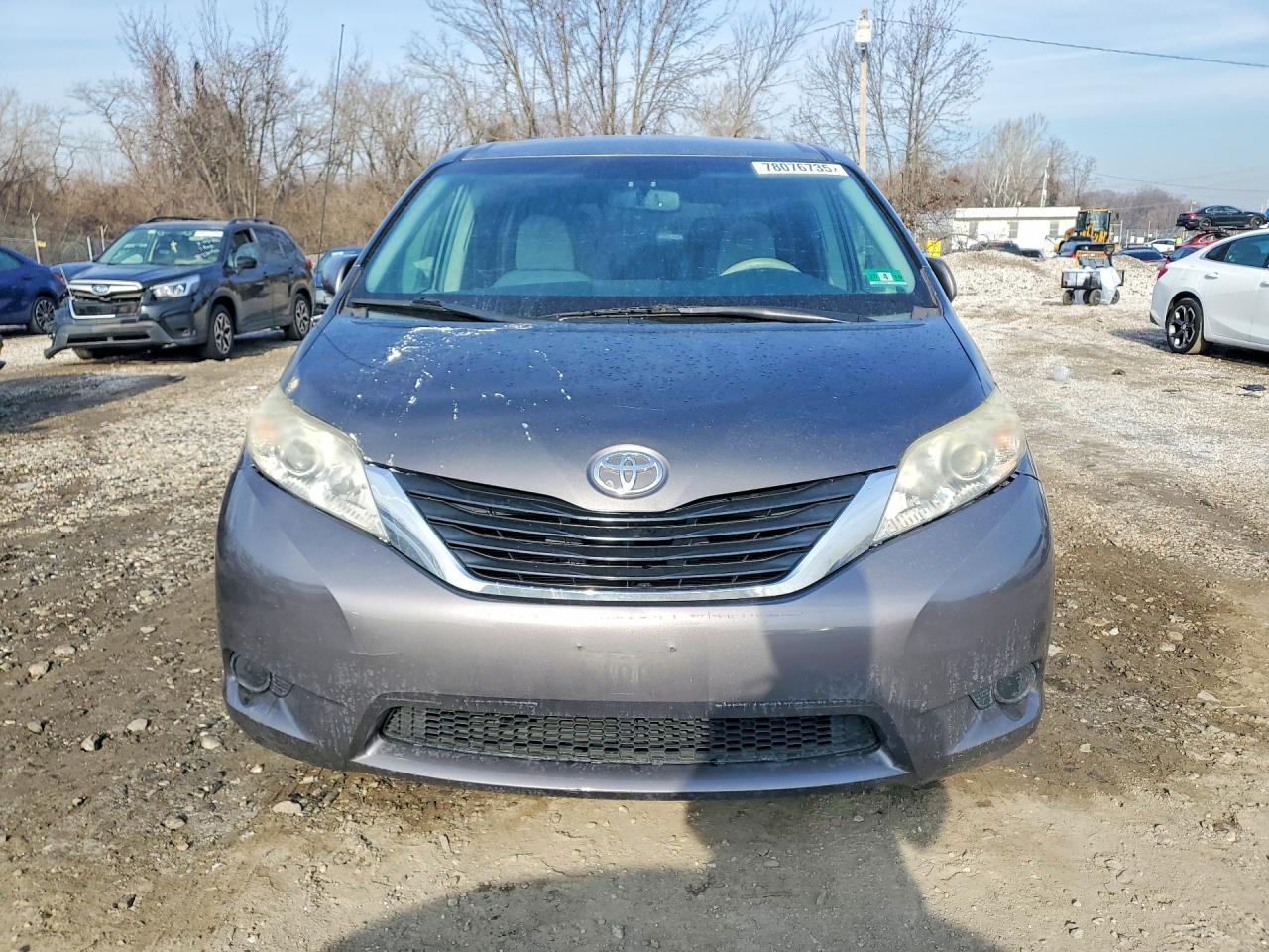 2012 Toyota Sienna Le 8-Passenger - Фото 5