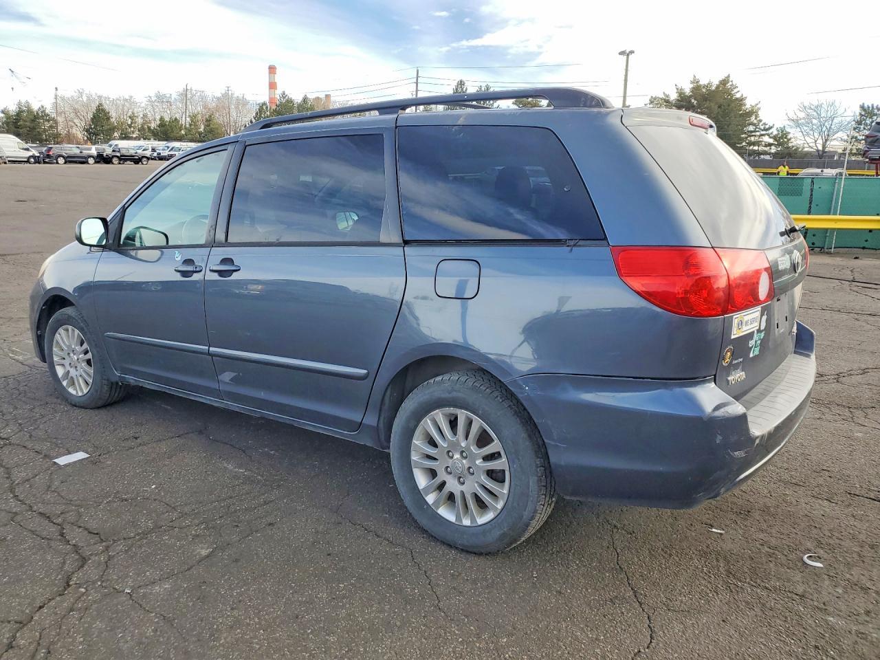 2010 Toyota Sienna - Фото 2