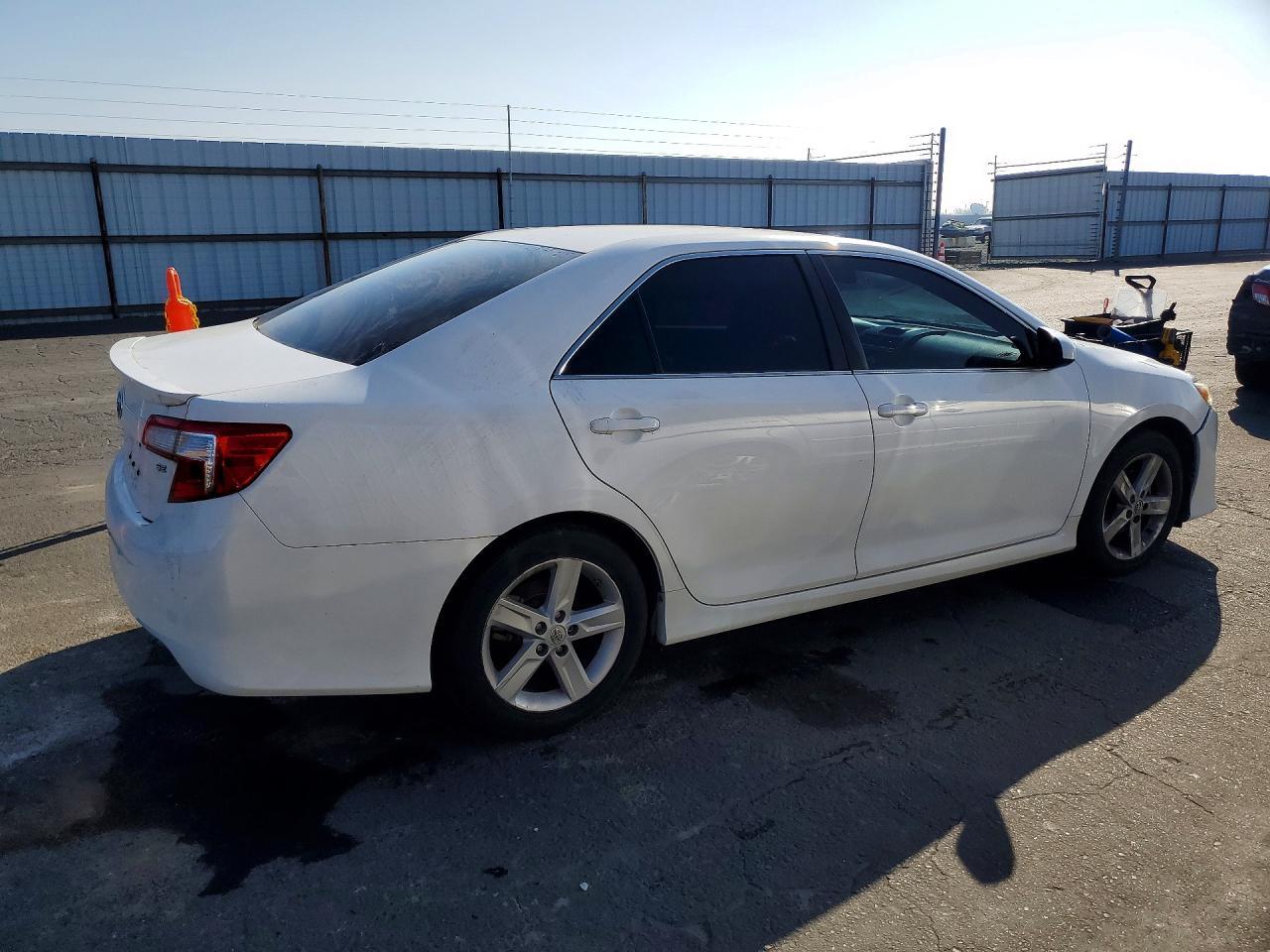 2014 Toyota Camry L - Фото 3