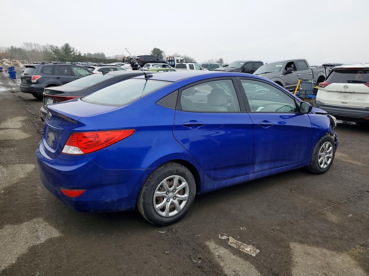2013 Hyundai Accent Gls - Фото 3