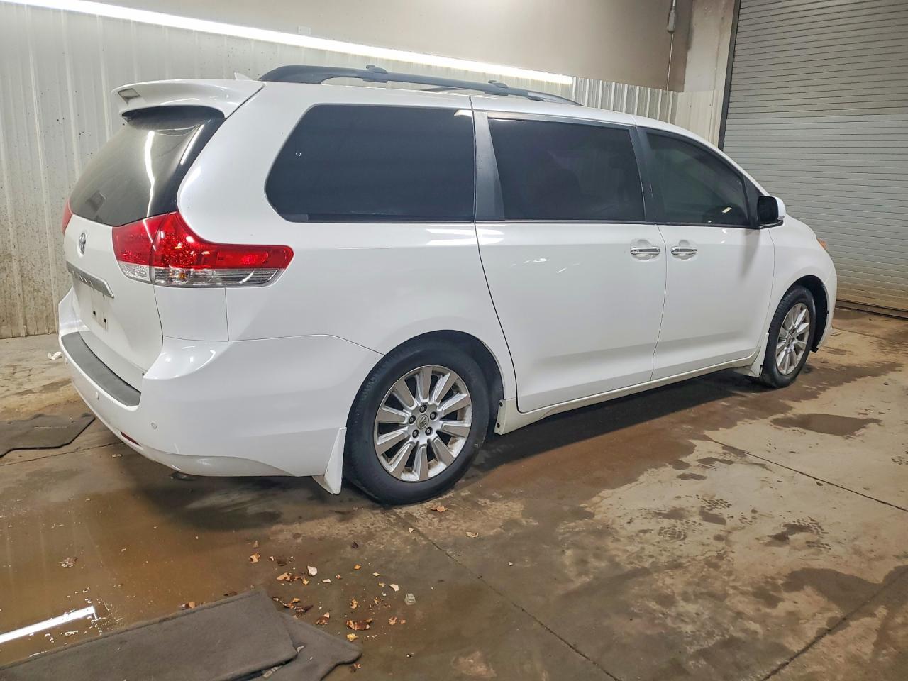 2012 Toyota Sienna Limited 7-Passenger - Фото 3