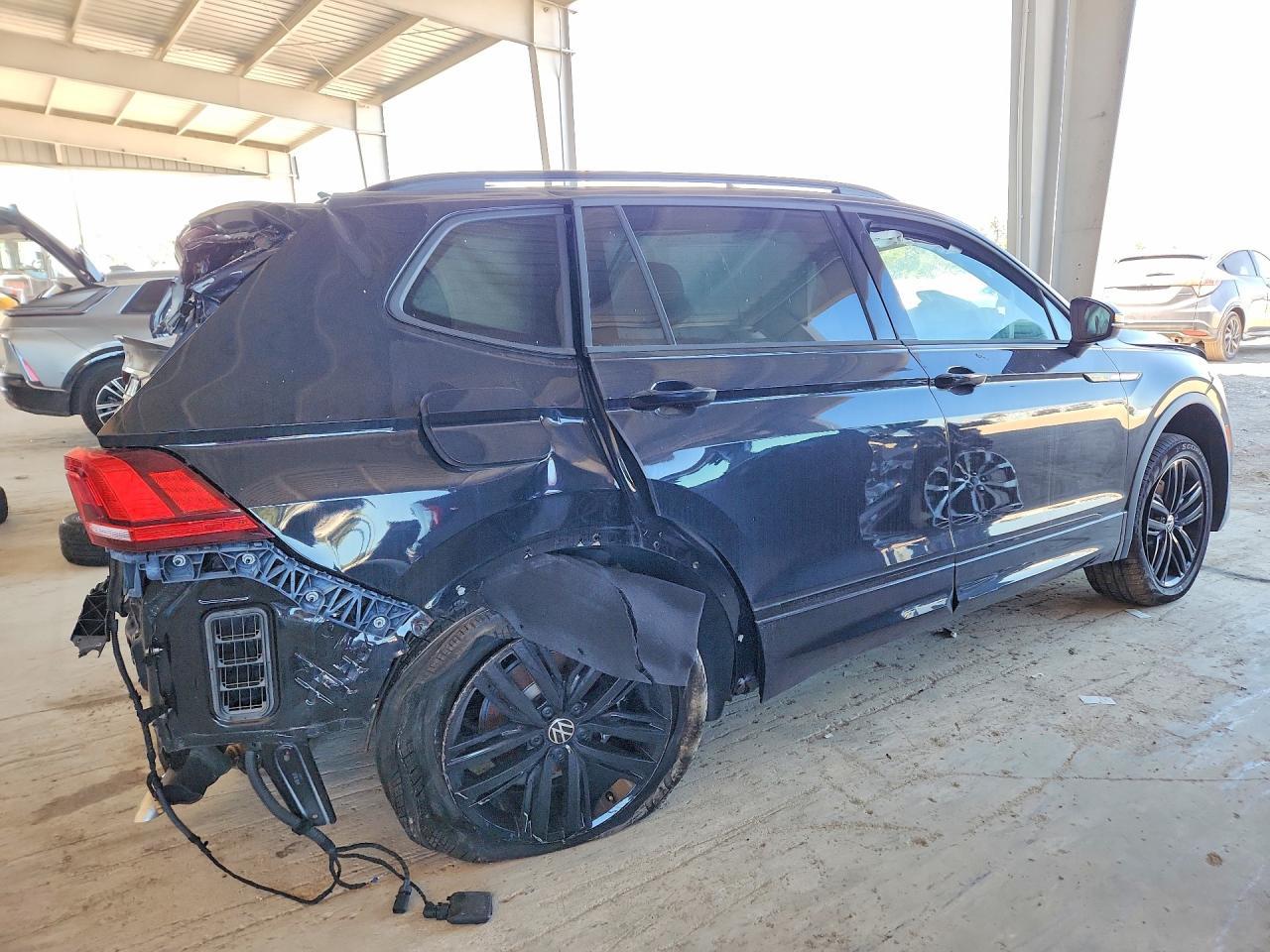 2022 Volkswagen Tiguan Se R-Line Black - Image 3
