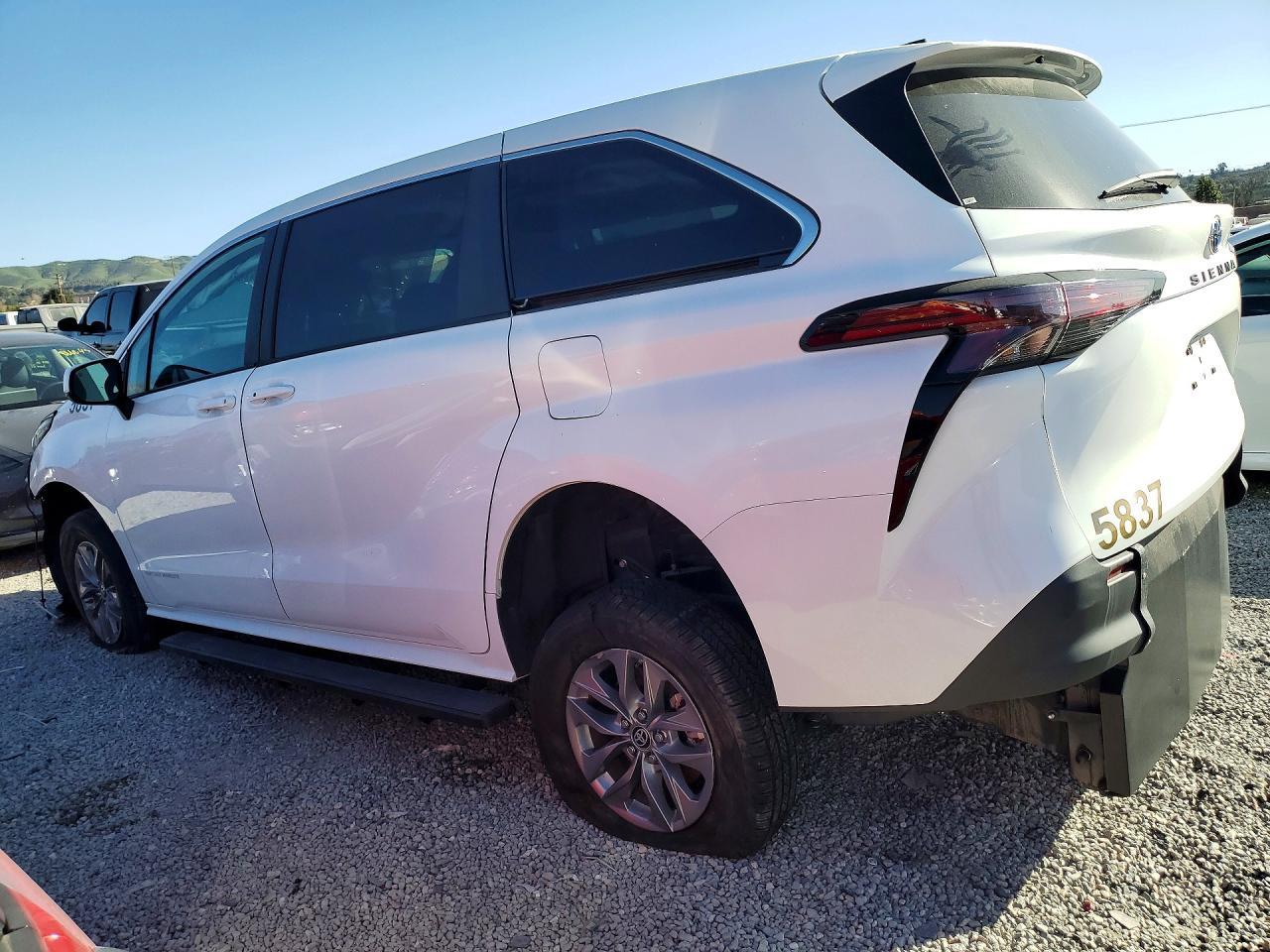 2024 Toyota Sienna Le 8-Passenger - Image 2