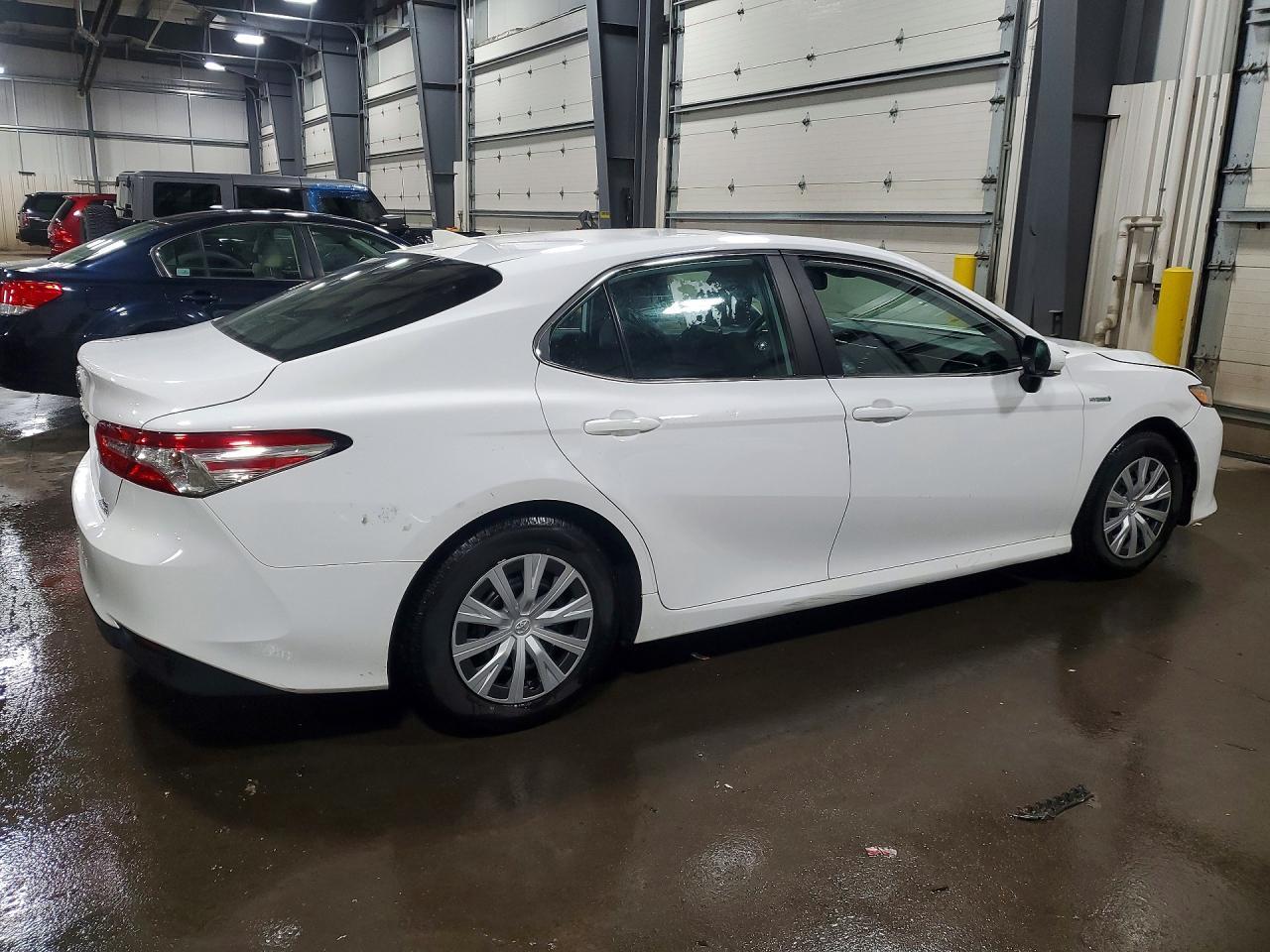 2019 Toyota Camry Hybrid Le - Фото 3