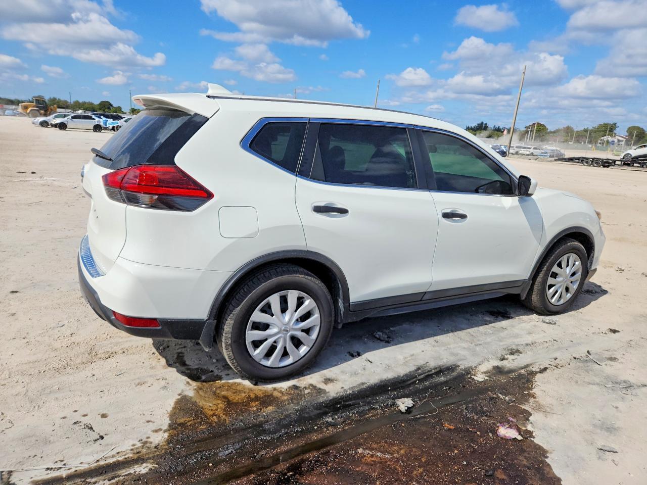 2017 Nissan Rogue S - Фото 3