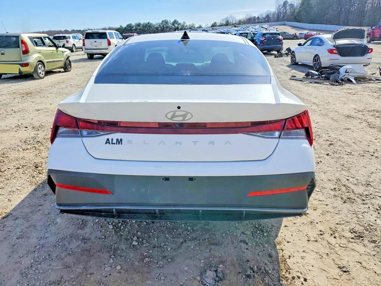 2025 Hyundai Elantra Se - Image 6